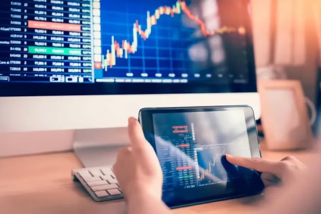 Bitcoin Eyes $90K Resistance Amid SOL/BTC Breakout Insights